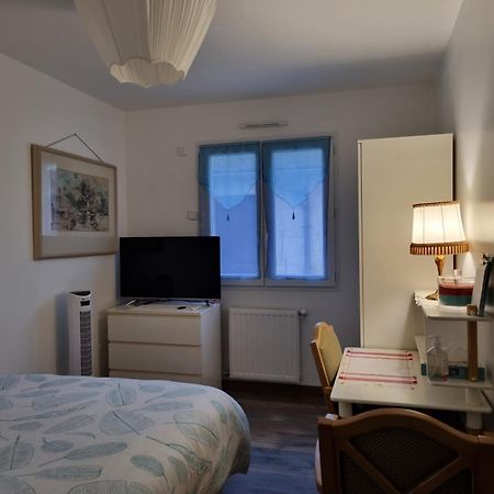 1 Chambre Pour 2 Personnes "Chez L'Habitant" Maison Possede Un Petit Chien Quincy-Voisins Eksteriør billede